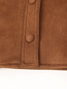 Detalle macro de la textura de gamuza marrón y botones forrados en tela de la chaqueta