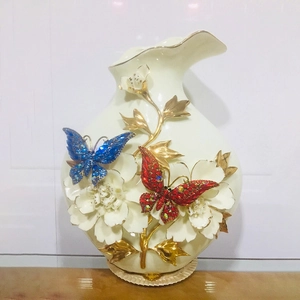 Élégante broche papillon en cristal sur vase décoratif en céramique blanche et bord doré