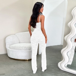 Elegante tuta in pizzo bianco per donna con design senza schienale e motivi floreali