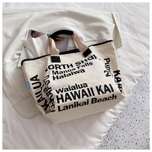 Flachbild von cremefarbener Canvas-Tasche mit schwarzer Hawaii-Typografie und Griffen