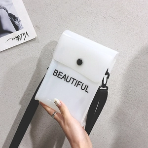 Dettaglio borsa in PVC bianco semitrasparente con scritta BEAUTIFUL nera e bottone