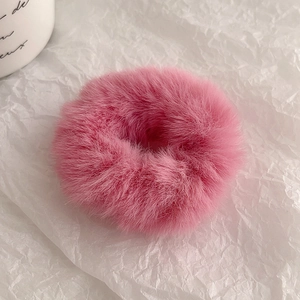 Nahaufnahme von weichem rosa Plüsch-Haargummi mit flauschiger Textur und hoher Elastizität