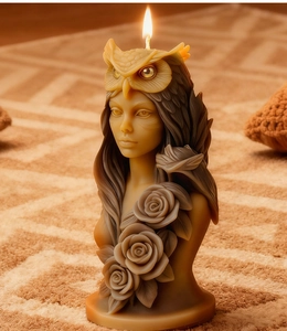 Détail d'une bougie portrait rose et chouette allumée aux sculptures artistiques
