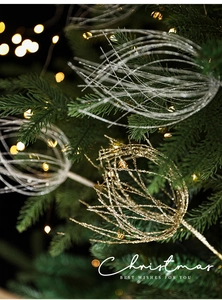 Gros plan de branches pailletées dorées et argentées pour décoration de sapin de Noël