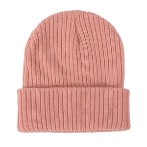 Gorro de punto rosa para mujer con diseño minimalista con dobladillo sobre fondo blanco