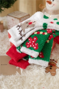 Chaussettes de Noël en polaire corail avec broderie élan dans un ensemble cadeau festif