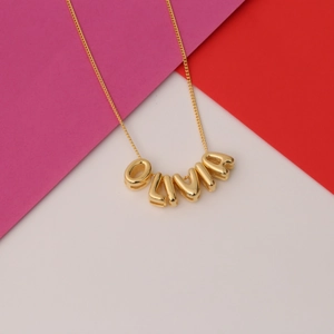Dettaglio della collana con nome Olivia dorata con ciondolo a lettere creative 3D