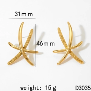 Detailed view of large gold-plated starfish earrings with dimensions 31mm and 46mm