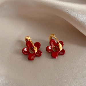 Boucles d'oreilles fleur vintage rouge et or sur fond de soie couleur champagne