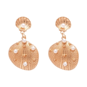 Elegant gold shell earrings with white pearls featuring metallic ocean shell design