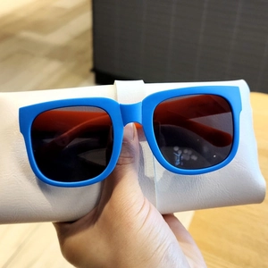 Lunettes de soleil pliables bleues pour enfants avec pochette en cuir blanc