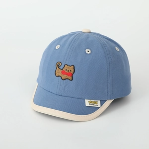 Gros plan sur la broderie de chiot et la texture en coton de la casquette enfant