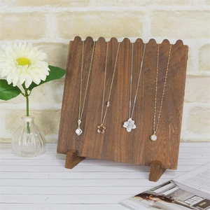 Présentoir élégant en bois sombre pour colliers avec divers pendentifs dorés