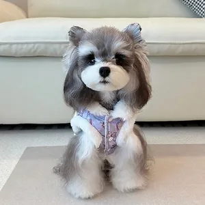Chaleco polar para perro pequeño con estampado floral morado en cálido ambiente invernal