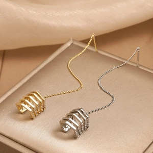 Elegante lange Quasten-Ohrringe mit geometrischem Käfig-Design auf goldener Seide