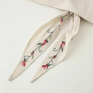 Haut dos nu en lin de coton beige avec broderies florales de style pastoral français