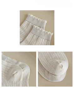 Détails de chaussettes blanches à bordure dentelle avec motifs ajourés délicats