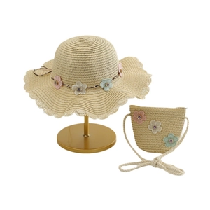 Ensemble chapeau de paille beige pour enfant et petit sac assorti à motifs fleurs