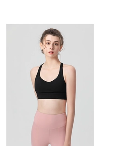 Détail du soutien-gorge de sport noir dos nageur en tissu élastique et respirant