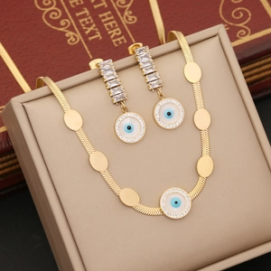 Goldenes Edelstahl-Schmuckset mit bösem Blick in einer Schmuckschatulle präsentiert