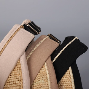 Détail de visières en raphia montrant le tissage et les boucles de sangle réglables