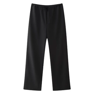 Détail du pantalon noir à jambe droite avec cordon de serrage sur fond blanc