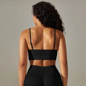 Dettaglio completo sportivo nero a coste senza cuciture con spalline e leggings yoga