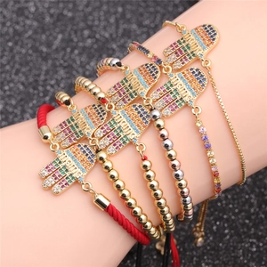 Bracelets Hamsa Mama dorés ajustables avec zircons colorés portés au poignet