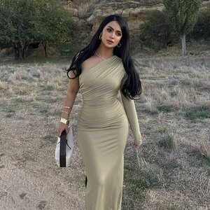 Detail des salbeigrünen Off-Shoulder Maxikleids mit eleganten gerafften Seitenfalten