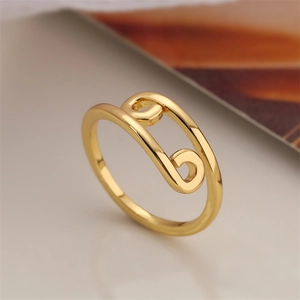 Vista macro de anillo espiral dorado minimalista con diseño geométrico pulido espejo