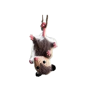 Ornamento da appendere all'auto a forma di opossum all'uncinetto fatto a mano