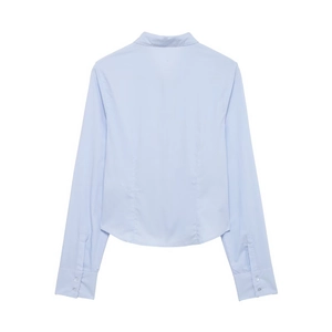 Chemise en popeline ajustée bleu clair pour femme avec design plissé élastique vue arrière