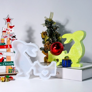 Détail du moule en silicone lapin avec chariot et produit fini en résine vert clair