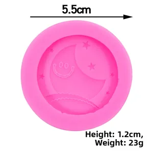 Vista dettagliata dello stampo in silicone rosa con luna e stelle e diametro di 5,5cm