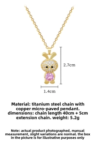 Makroaufnahme vom Goldhasen-Anhänger mit rosa Stein und Maßen von 2,7x1,4cm an der Stahlkette