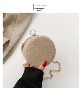 Dettaglio borsa tonda oro champagne con paillettes scintillanti e tracolla a catena