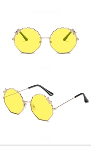 Détails de lunettes de soleil polygonales pour enfants avec nœud doré et bords ondulés