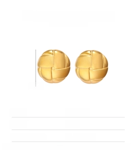 Macro shot of gold stainless steel woven earrings with 29mm diameter size and 15.5g weight