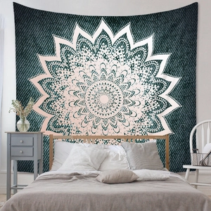 Détail d'une tapisserie mandala bohème accrochée au mur de la chambre pour décoration