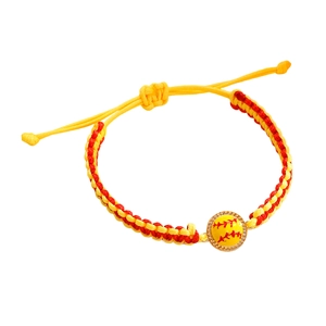 Detail van handgevlochten softbal armband met verstelbaar geel en rood nylon koord