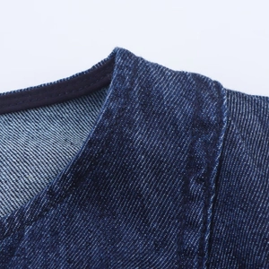 Makroaufnahme der dunkelblauen Twill-Denim-Stoffstruktur mit hochwertigen Steppnähten