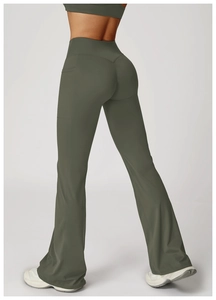 Détail du pantalon de yoga évasé vert olive à taille haute avec poche latérale et couture