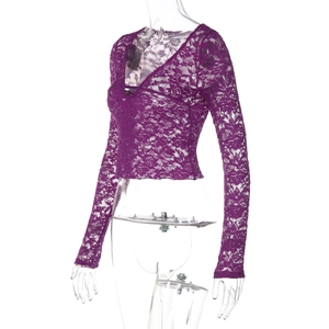 Gros plan du haut en dentelle violette à manches longues avec col en V profond et fleurs