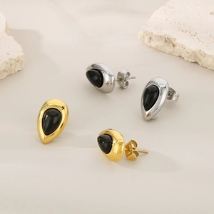 Boucles d'oreilles gouttes en acier plaqué or 18K avec élégante pierre d'oeil de chat noire