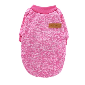 Detail eines rosa Hundepullovers mit Schneeflockenmuster und elastischen Rippbündchen