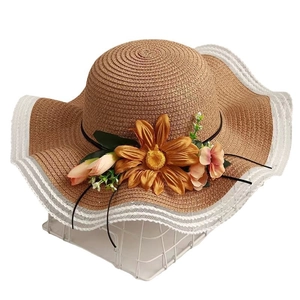 Cappello di paglia a tesa larga con grande girasole e elegante bordo in pizzo bianco