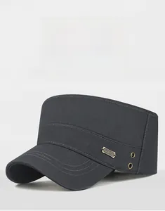 Détail de la casquette plate grise avec badge métallique Sports et œillets d'aération