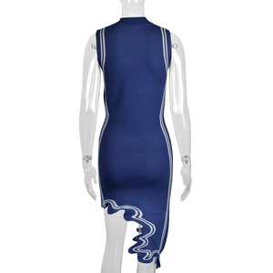 Detalle de un vestido de punto sin mangas azul oscuro con rayas blancas y dobladillo