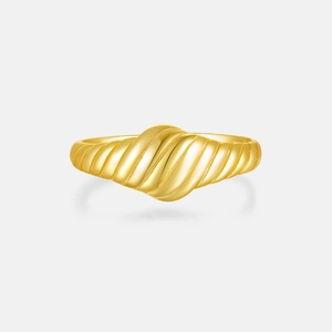 Detailed view of the spiral textured 925 silver ring with a gold plated finish