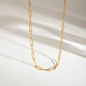 Collana moderna in acciaio inossidabile placcato oro 18K con maglie rettangolari testurizzate